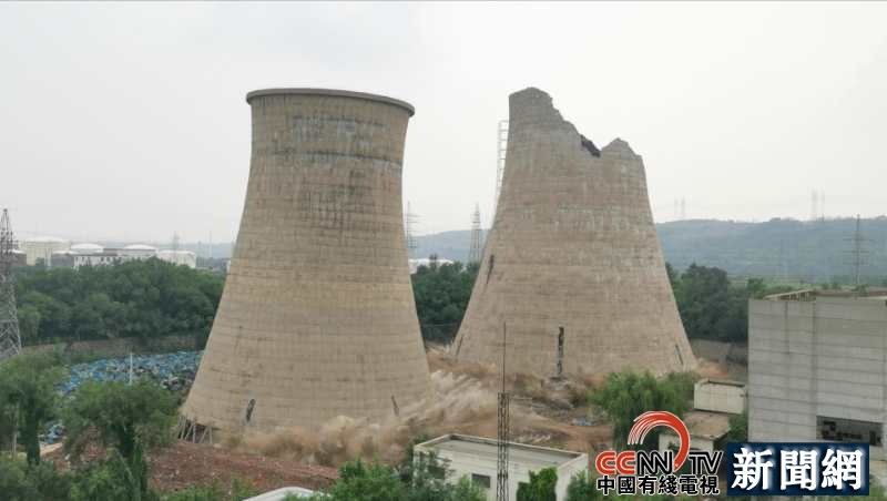  抚顺矿业热电厂两座冷却塔被顺利爆破拆除