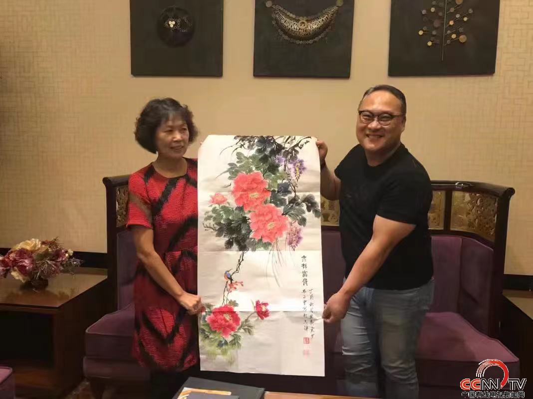 爱新觉罗·金子用图腾国画《中国国花》赠与文在寅总统