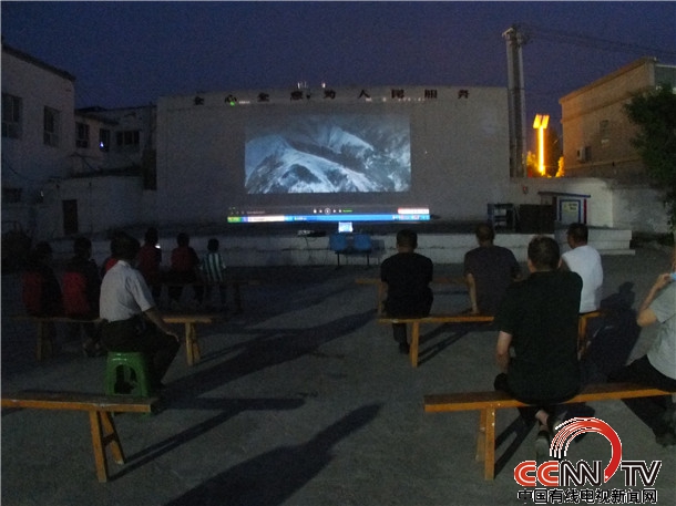  新疆焉耆县七个星镇：红色电影进夜市 点亮乡村夜生活