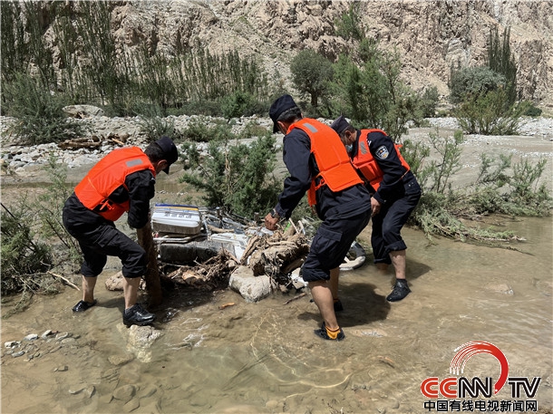 新疆喀什：戍边民警奋战在救灾一线