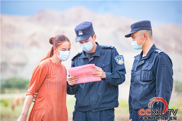 新疆喀什：戍边民警青稞田里助农抗疫