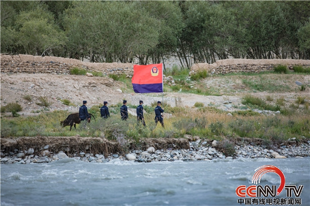 新疆喀什：移民管理警察加强汛期巡防