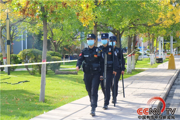  新疆哈巴河县“女子巡逻队”英姿飒爽现街头