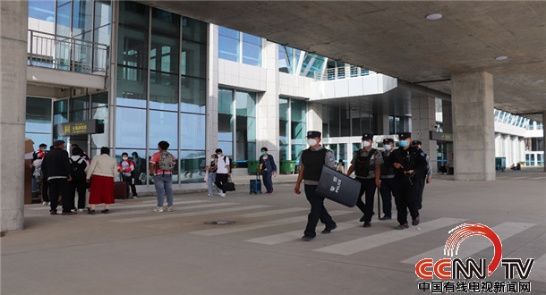 新疆喀什机场新航站楼首日启用平安有序
