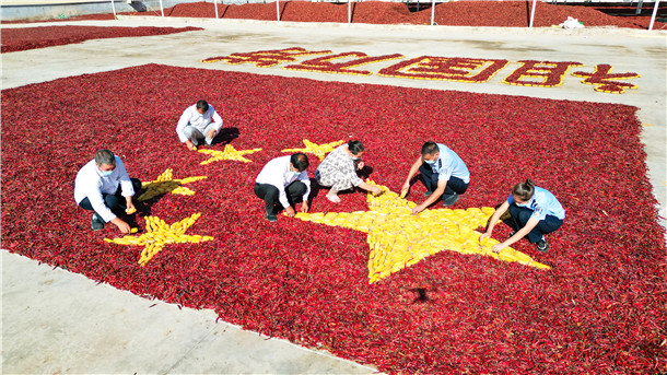 ‘新疆疏勒：震撼！巨幅国旗亮相，有种深情告白叫“我爱你，中国”'