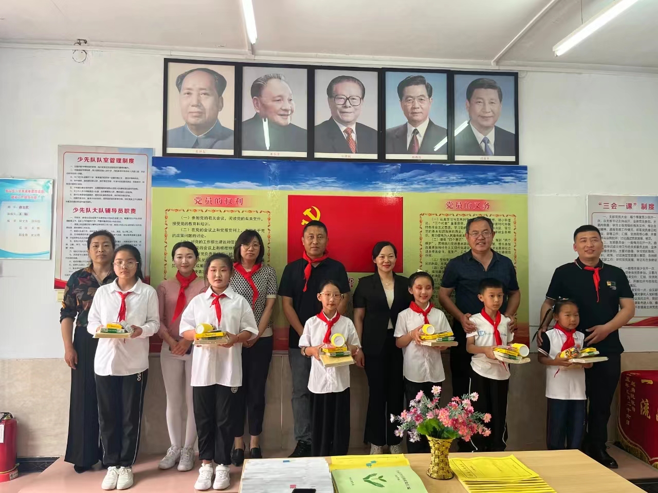 ‘爱心捐赠·助力成长——丰南区青年企业家协会走进张山庄小学'