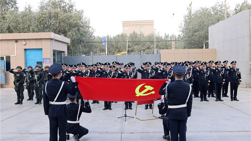 ‘祝福祖国！新疆巴楚县公安局举行国庆升国旗仪式'