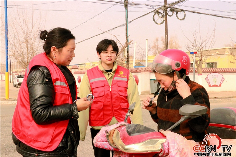 ‘和硕县：巾帼志愿者筑起交通安全墙'